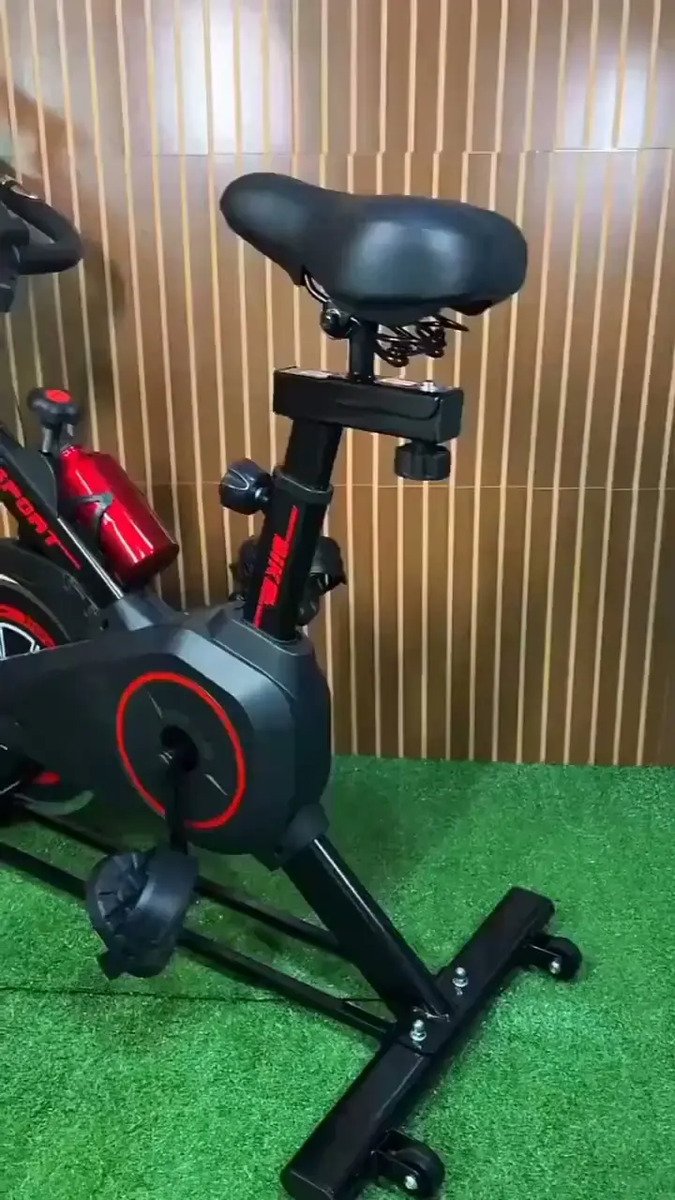 Bicicleta Ergométrica Fitness para Cardio e Musculação 6kg Inercia com base Cor Preto e Vermelho Marca Sevenfit